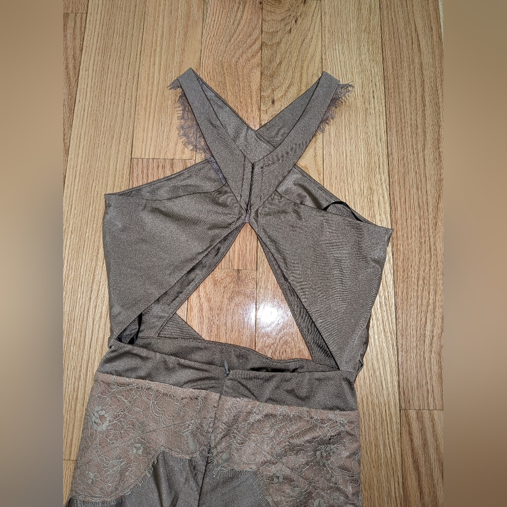 11. NWT MICHAEL COSTELLO X REVOLVE PHILIP MIDI DRESS IN TAUPE - Picture 8 of 10